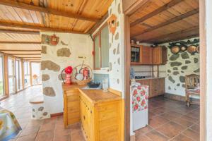 VIVIENDA RUSTICA CON VISTAS INCLUYE CUEVAS Y SOLAR photo 0