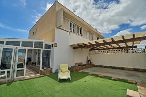 Chalet pareado con terraza y garaje en playa El Burrero photo 0