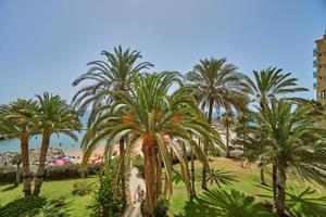 Apartamento con estupendas vistas a la playa. photo 0