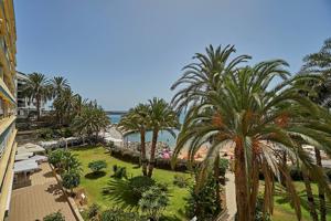 Apartamento con estupendas vistas a la playa. photo 0