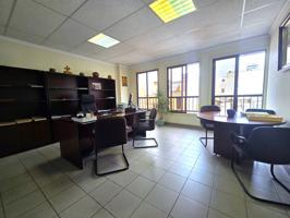 Se alquila despacho en la calle General Vives photo 0