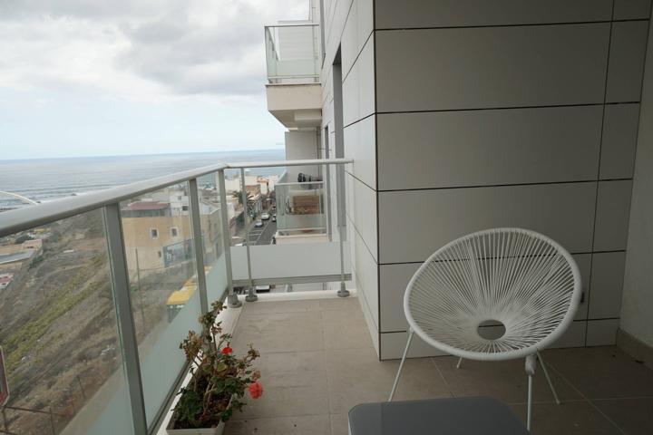 `¡Piso en alquiler con terraza, garaje y vistas – Zona Hospital Negrín ! photo 0