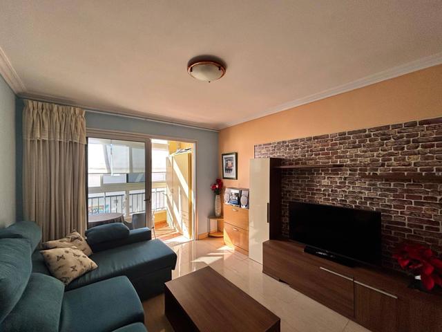 Luminoso piso amueblado con terraza acristalada y plaza de garaje en La Camella photo 0