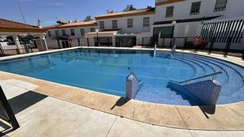 ADOSADO EN PUNTA UMBRÍA CON PISCINA COMUNITARIA Y GARAJE photo 0