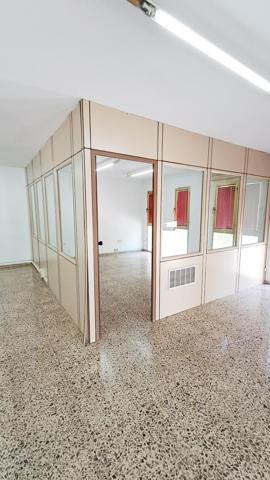 Oficina exterior esquinera en alquiler en Babel – Visibilidad y amplitud en zona muy transitada photo 0