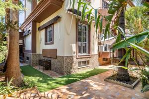 La esquina perfecta. Chalet Pareado con Jardín en Entorno Privilegiado photo 0