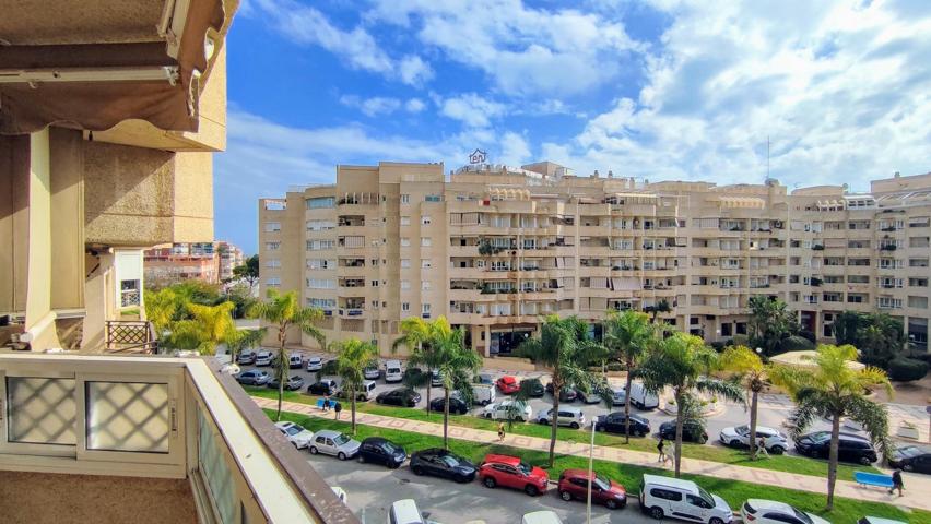 Vivienda cuatro dormitorios, dos baños y aparcamiento, en en centro de Torremolinos photo 0