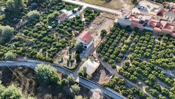 ¡Descubre chalet con 215 m² construidos en una amplia parcela de 3.458 m² photo 0