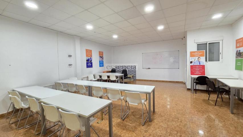Local Comercial con muchas posibilidades photo 0