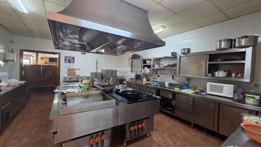 Restaurante con dos salones y vivienda photo 0