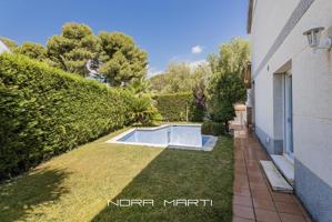 Casa adosada con jardín, piscina privada y vistas al mar en un entorno tranquilo de Sant Andreu de Llavaneres photo 0
