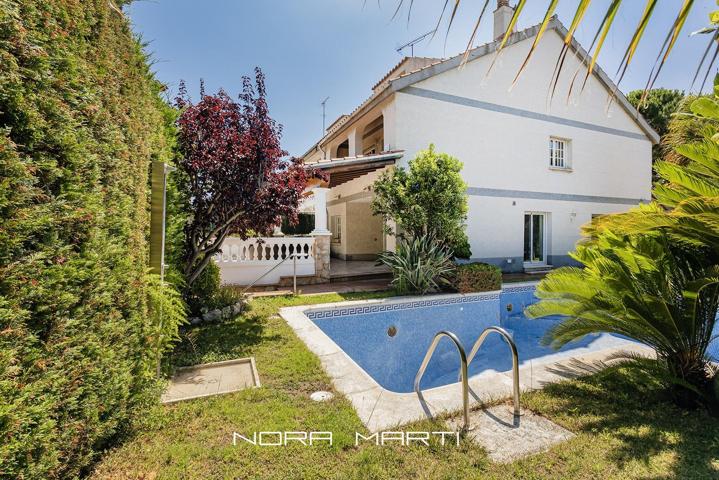 Casa adosada con jardín, piscina privada y vistas al mar en un entorno tranquilo de Sant Andreu de Llavaneres photo 0