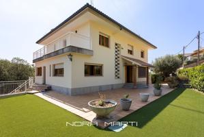 Casa independiente en venta con vistas al mar en Mataró photo 0