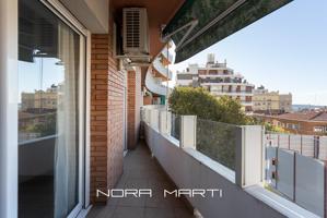 Piso de 4 habitaciones con balcón en la Plaza Sanllehy de Barcelona photo 0