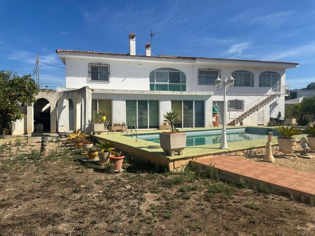 Impresionante chalet independiente con gran terreno photo 0