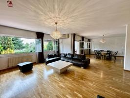 Chalet adosado de 270m2 con 5 dormitorios, 3 baños y jardín de 686m2 en urbanización con piscina photo 0