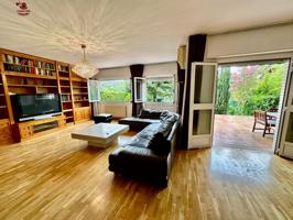 Chalet adosado de 270m2 con 5 dormitorios, 3 baños y jardín de 686m2 en urbanización con piscina photo 0