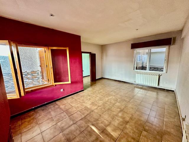 Piso de 90m2 para reformar en planta baja con 3 dormitorios, 2 baños y 3 patios. photo 0