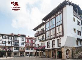 Piso de 84m2 en alquiler con 2 dormitorios y 1 baño en 2ª planta de un señorial edificio histórico. photo 0