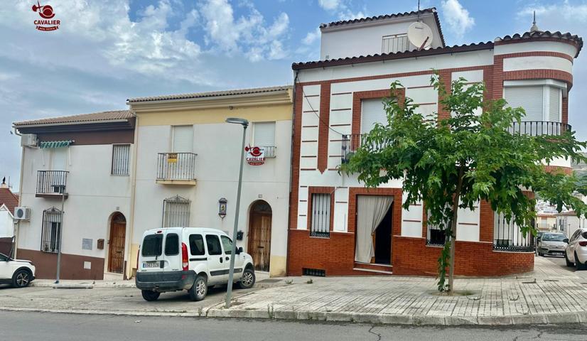 Precioso chalet adosado de 270m2 PARA ENTRAR A VIVIR. Con 4 dormitorios, 3 baños y gran patio photo 0