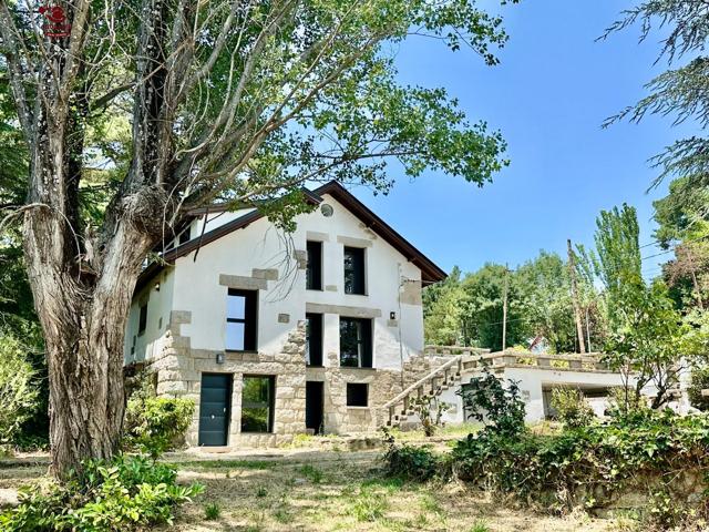 Precioso y excepcional chalet unifamiliar de estilo Alpino de 249m2 con 5 dormitorios y 4 baños sobre una preciosa y luminosa parcela de 923m2 con soleada piscina independiente. photo 0