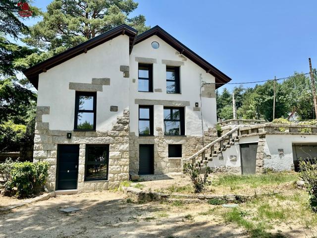 Precioso y excepcional chalet unifamiliar de estilo Alpino de 249m2 con 5 dormitorios y 4 baños sobre una preciosa y luminosa parcela de 923m2 con soleada piscina independiente. photo 0