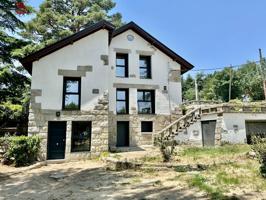 Precioso y excepcional chalet unifamiliar de estilo Alpino de 249m2 con 5 dormitorios y 4 baños sobre una preciosa y luminosa parcela de 923m2 con soleada piscina independiente. photo 0