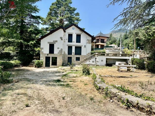 Precioso y excepcional chalet unifamiliar de estilo Alpino de 249m2 con 5 dormitorios y 4 baños sobre una preciosa y luminosa parcela de 923m2 con soleada piscina independiente. photo 0
