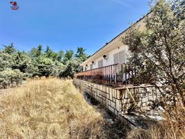 Magnífica parcela de 2.639m2 con chalet de 117m2 construido en una planta con piscina independiente . photo 0