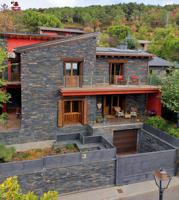 Moderno y elegante chalet en piedra y pizarra de 345 m2 con 4 dormitorios y 3 baños construido sobre una preciosa parcela ajardinada de 355m2. photo 0