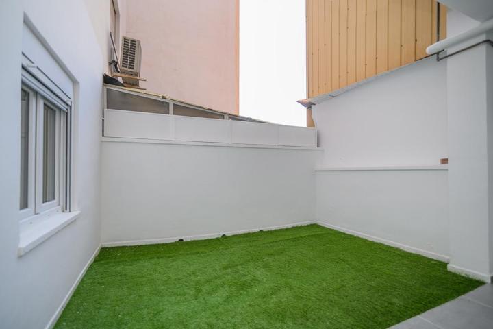 ¡Encuentra tu oasis urbano en este inmueble completamente renovado en el corazón de la ciudad! photo 0