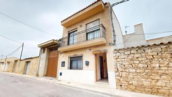 Gran Oportunidad! Casa de Pueblo espaciosa y en perfecto estado en Casinos photo 0
