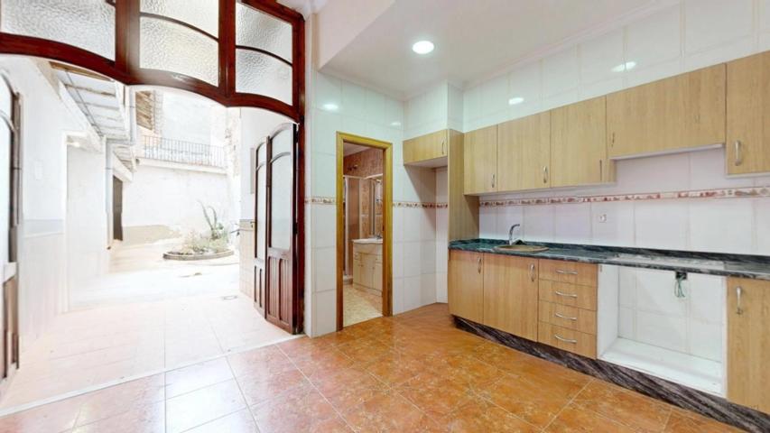 CASA CON BUENAS POSIBILIDADES EN LLAURI photo 0