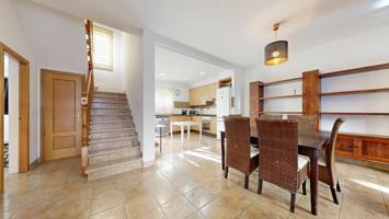 ¡Precioso adosado en venta en Casinos! photo 0