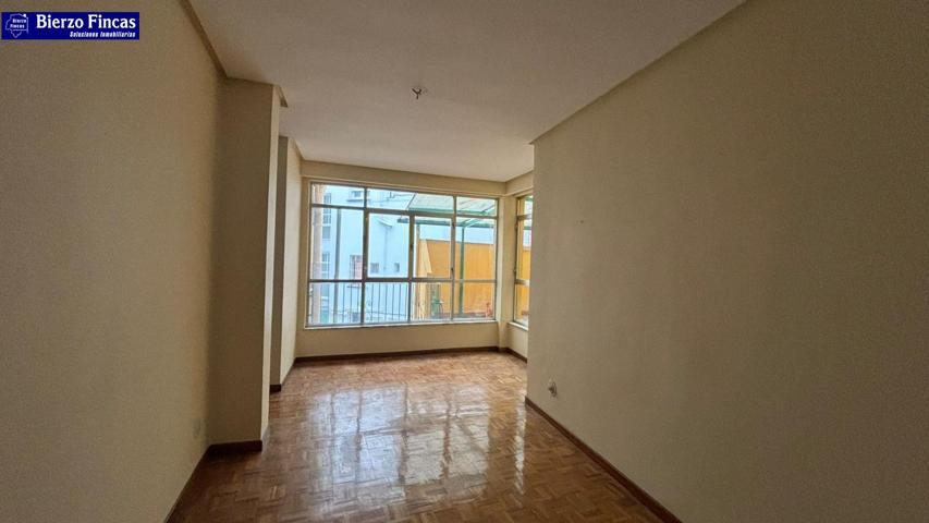 PISO DE 4 HABITACIONES EN ZONA CORREOS DE PONFERRADA! photo 0