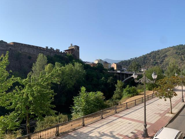 HERMOSO LOCAL CON VISTAS AL CASTILLO DE PONFERRADA! photo 0