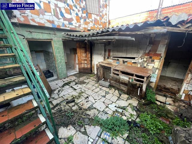 SE VENDE CASA BAJA A REFORMAR EN EL BARRIO DE LA SAL photo 0