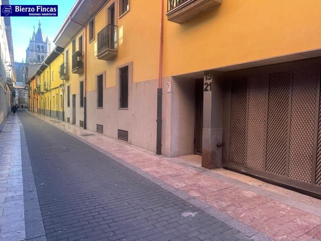 SE ALQUILAN AMPLIAS PLAZAS DE GARAJE A ESCASOS METROS DE LA CATEDRAL photo 0