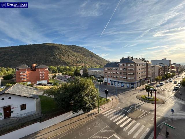 Con nuevo precio, anunciamos oportunidad de inversión en Flores del Sil, Ponferrada 🔑🔑🔑 photo 0