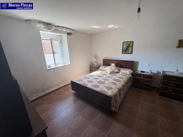 ¡Gran oportunidad en un entorno tranquilo y con encanto en Villanueva de las Manzanas! 🌿🏡 photo 0