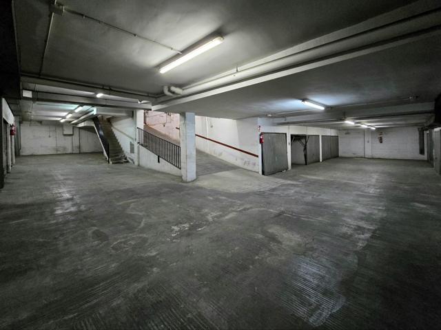 Accesible plaza de garaje cerrada photo 0