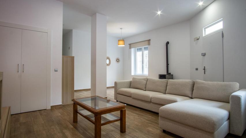 Casa en planta baja con entrada independiente, totalmente reformada, y local en planta baja. photo 0