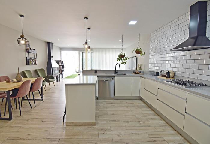 ✨ Fantástico adosado de 4 habitaciones en la zona Este, listo para entrar a vivir, en urbanización privada con piscina comunitaria. photo 0