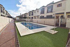 OPORTUNIDAD; Adosado de 3 habitaciones con sótano, 2 plazas de garaje y trastero en urbanización con piscina. photo 0