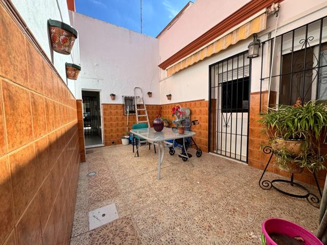 Casa con patio y garaje en Puerto Real, zona Gallinero photo 0