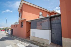 🏡 Tu nuevo hogar en Camposoto: adosado de 3 habitaciones con patio, garaje, trastero y mucha luz 🌞 photo 0