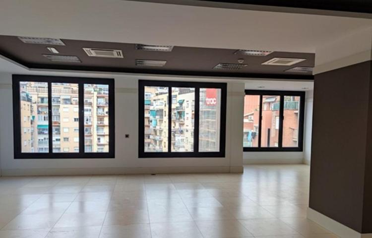 ALQUILER OFICINA LES CORTS photo 0