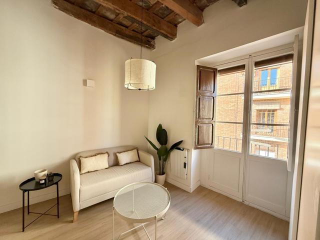SE VENDE PISO EN CIUTAT VELLA photo 0
