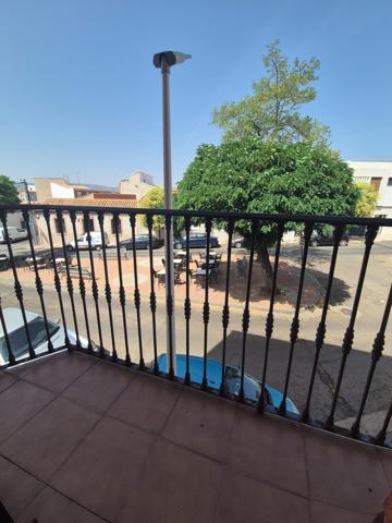 Edificio con 2 pisos y garaje photo 0