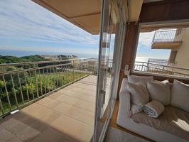 Apartamento con vistas al mar, zona comunitaria con jardines, piscina, parking. photo 0